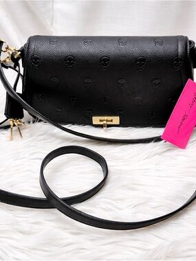 Betsey Johnson Skull Crossbody Bag Black Gold Hardware Edgy Goth Y2K Purse